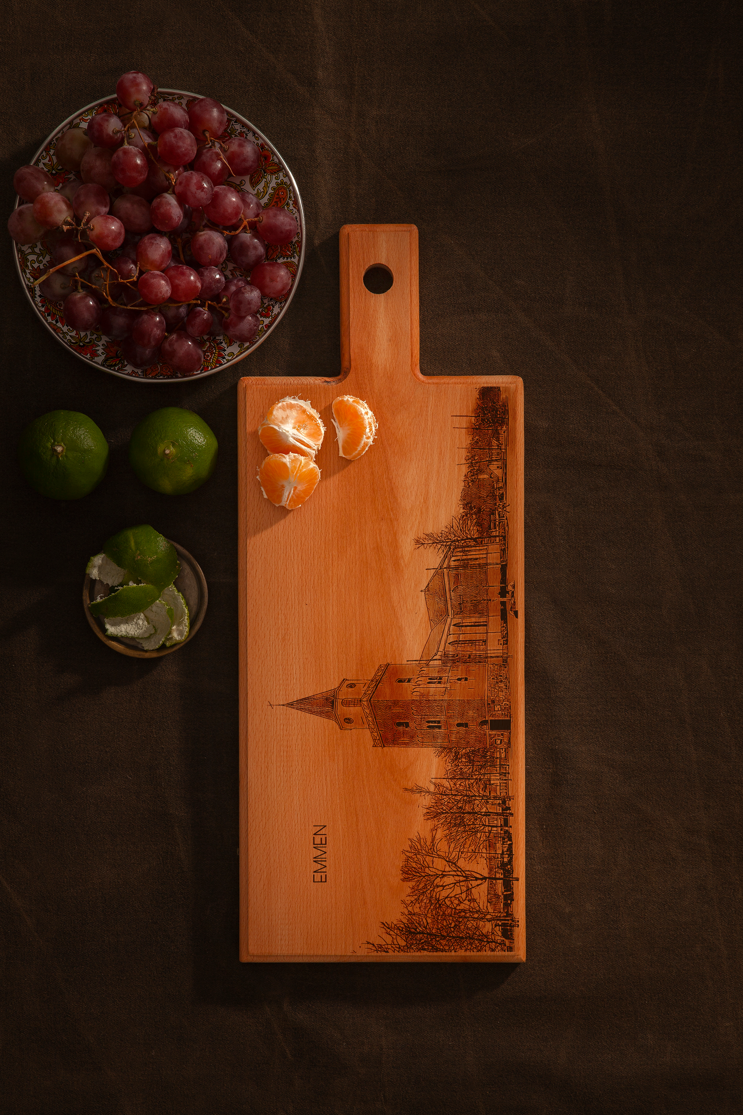 Emmen Skyline – Handgemaakte Houten Serveer- & Kaasplank (49 × 17 cm)