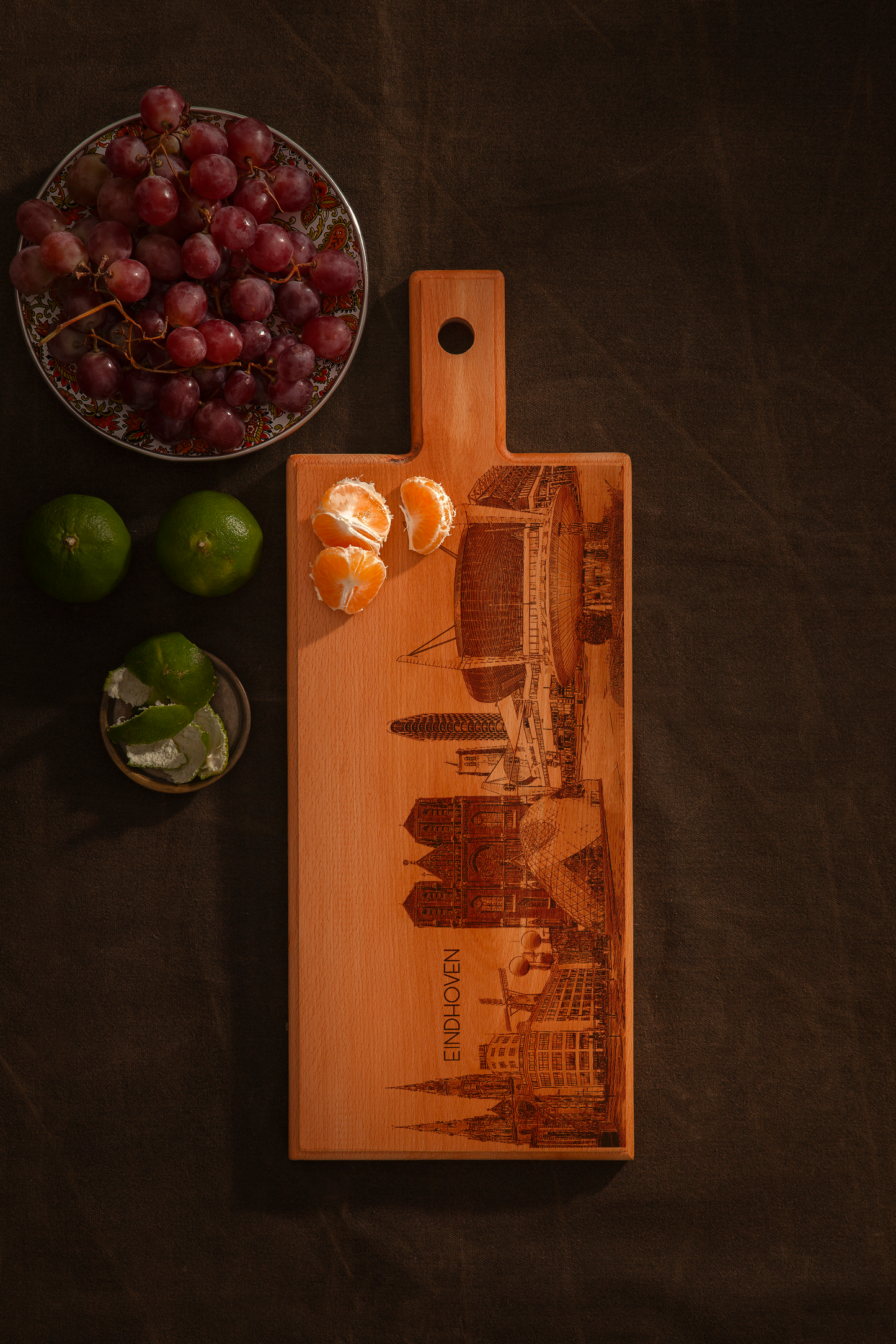 Eindhoven Skyline – Handgemaakte Houten Serveer- & Kaasplank (49 × 17 cm)
