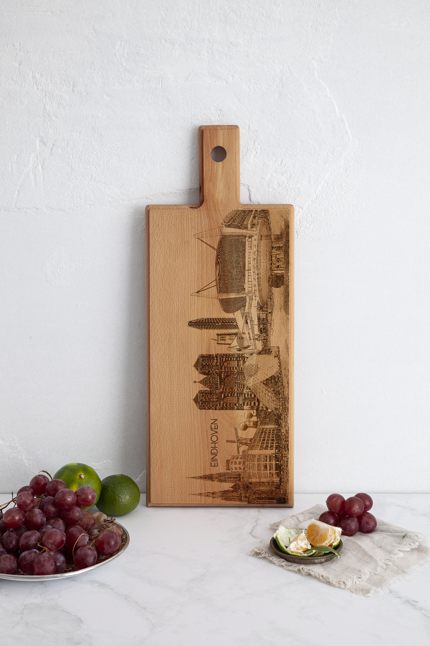Eindhoven Skyline – Handgemaakte Houten Serveer- & Kaasplank (49 × 17 cm)