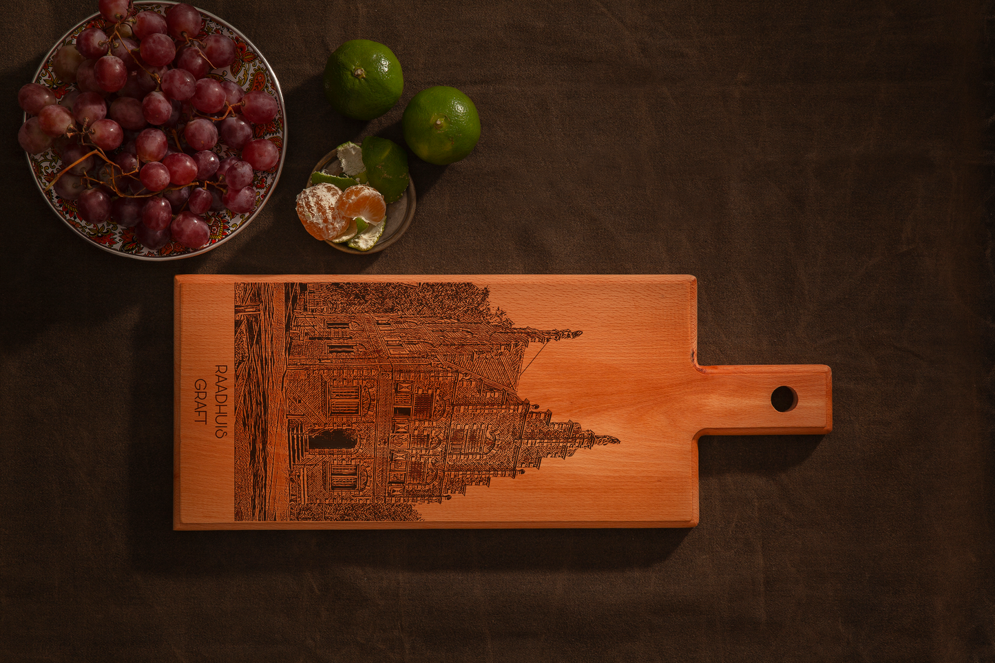 Graft Raadhuis – Handgemaakte Houten Serveer- & Kaasplank (49 × 17 cm)