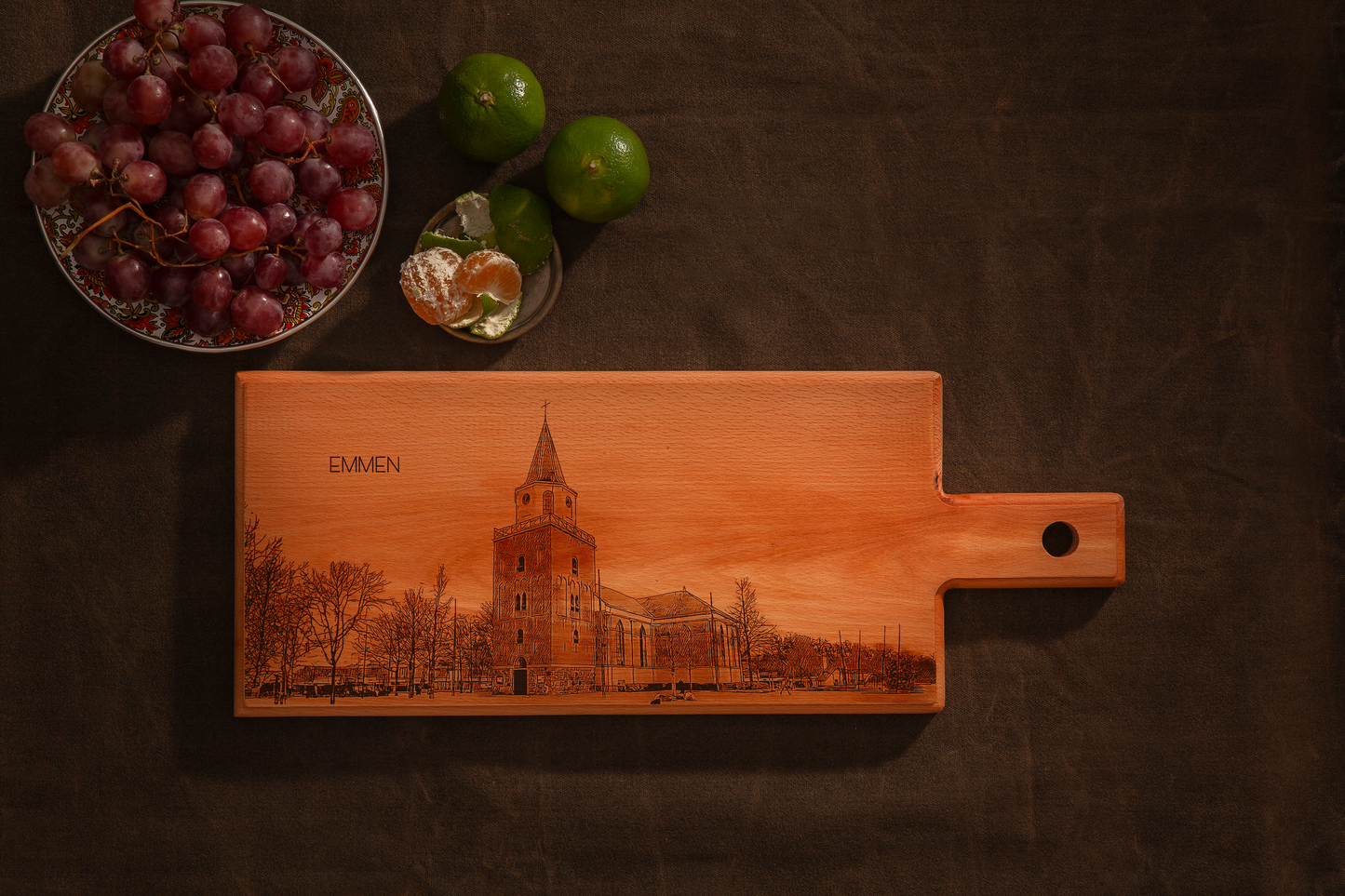 Emmen Skyline – Handgemaakte Houten Serveer- & Kaasplank (49 × 17 cm)