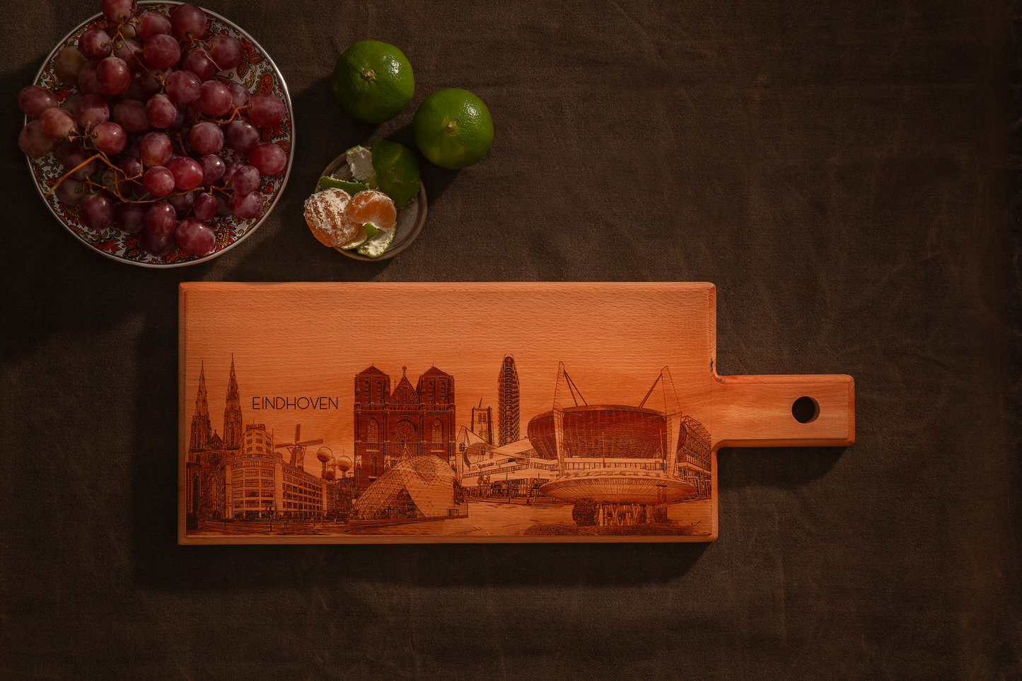 Eindhoven Skyline – Handgemaakte Houten Serveer- & Kaasplank (49 × 17 cm)
