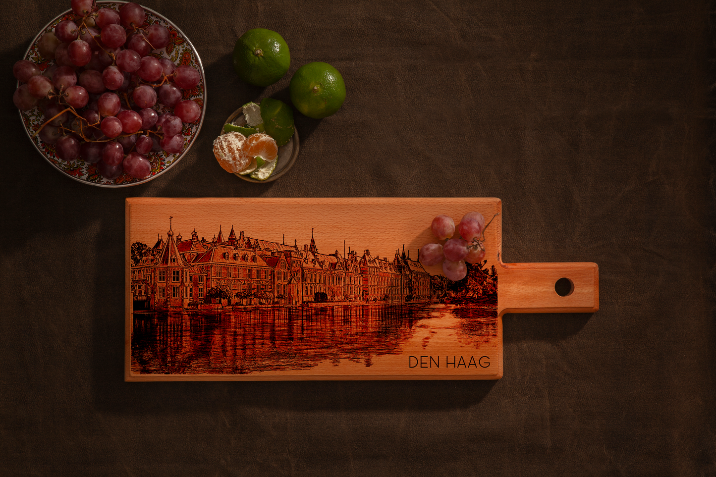 Den Haag, Binnenhof, medium serving board, with grape