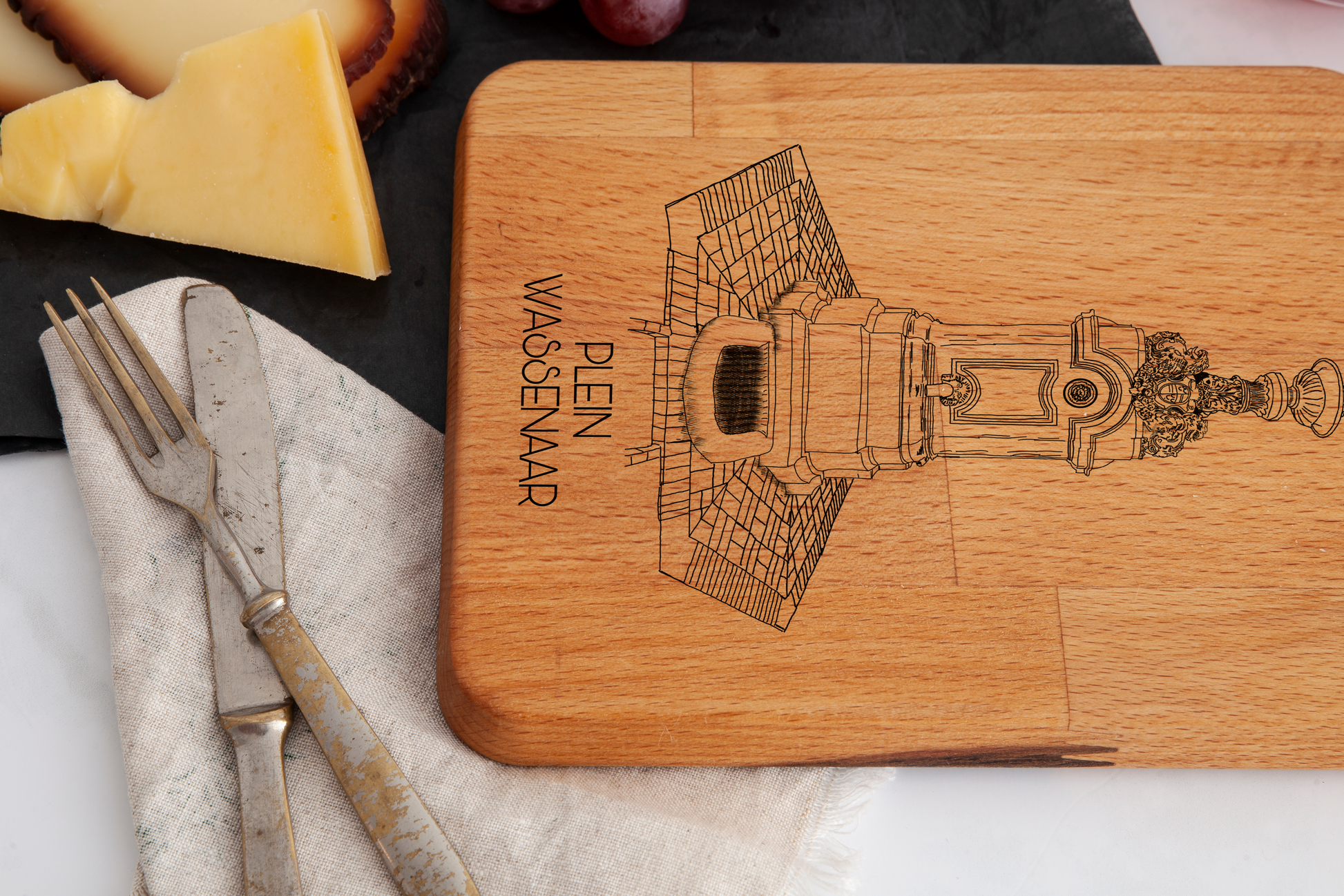 Wassenaar, Plein, cheese board, wood grain