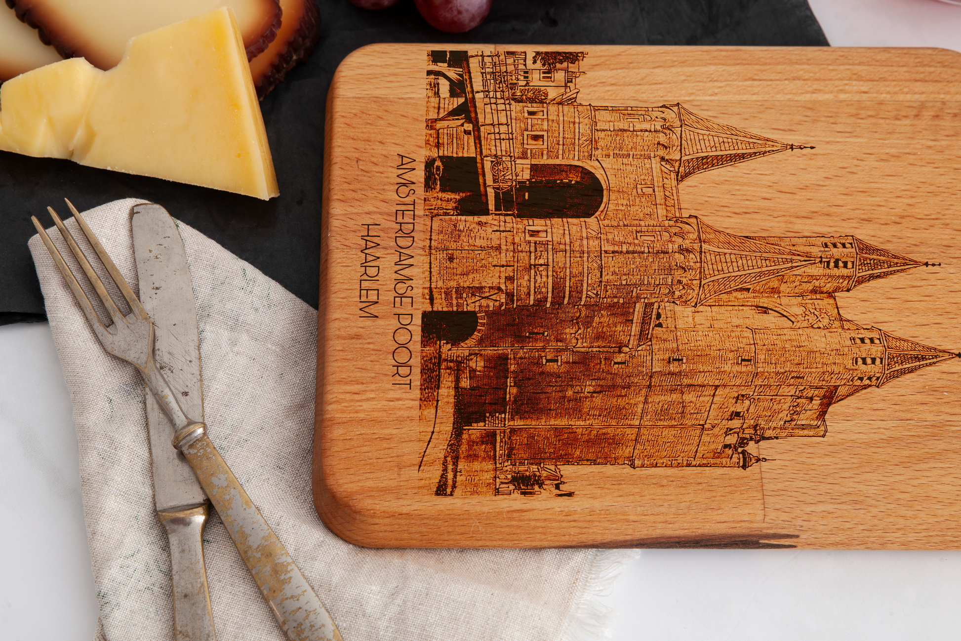 Haarlem, Amsterdamse Poort, cheese board, wood grain