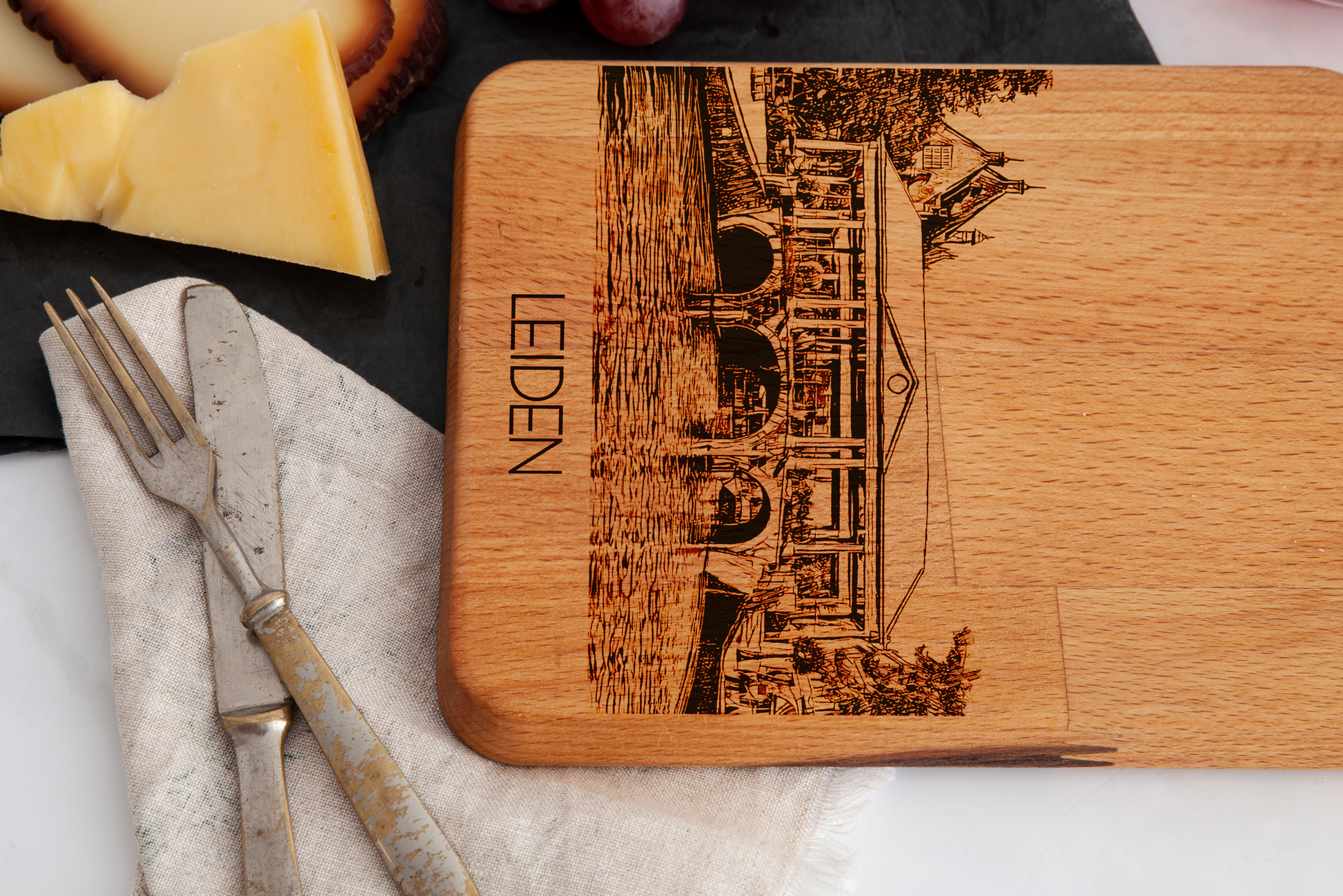 Leiden, Koornbrug, cheese board, wood grain