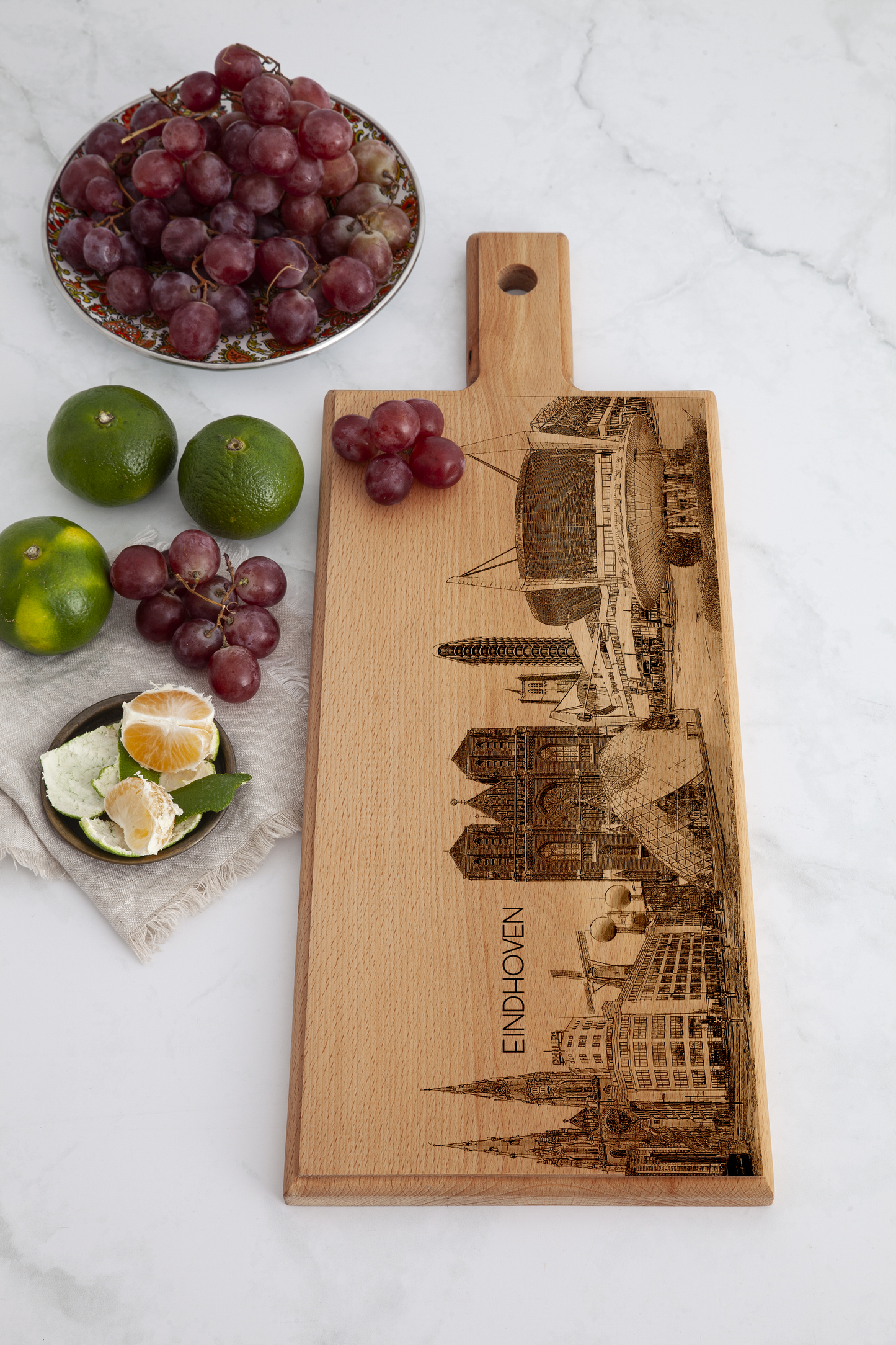 Eindhoven Skyline – Handgemaakte Houten Serveer- & Kaasplank (49 × 17 cm)