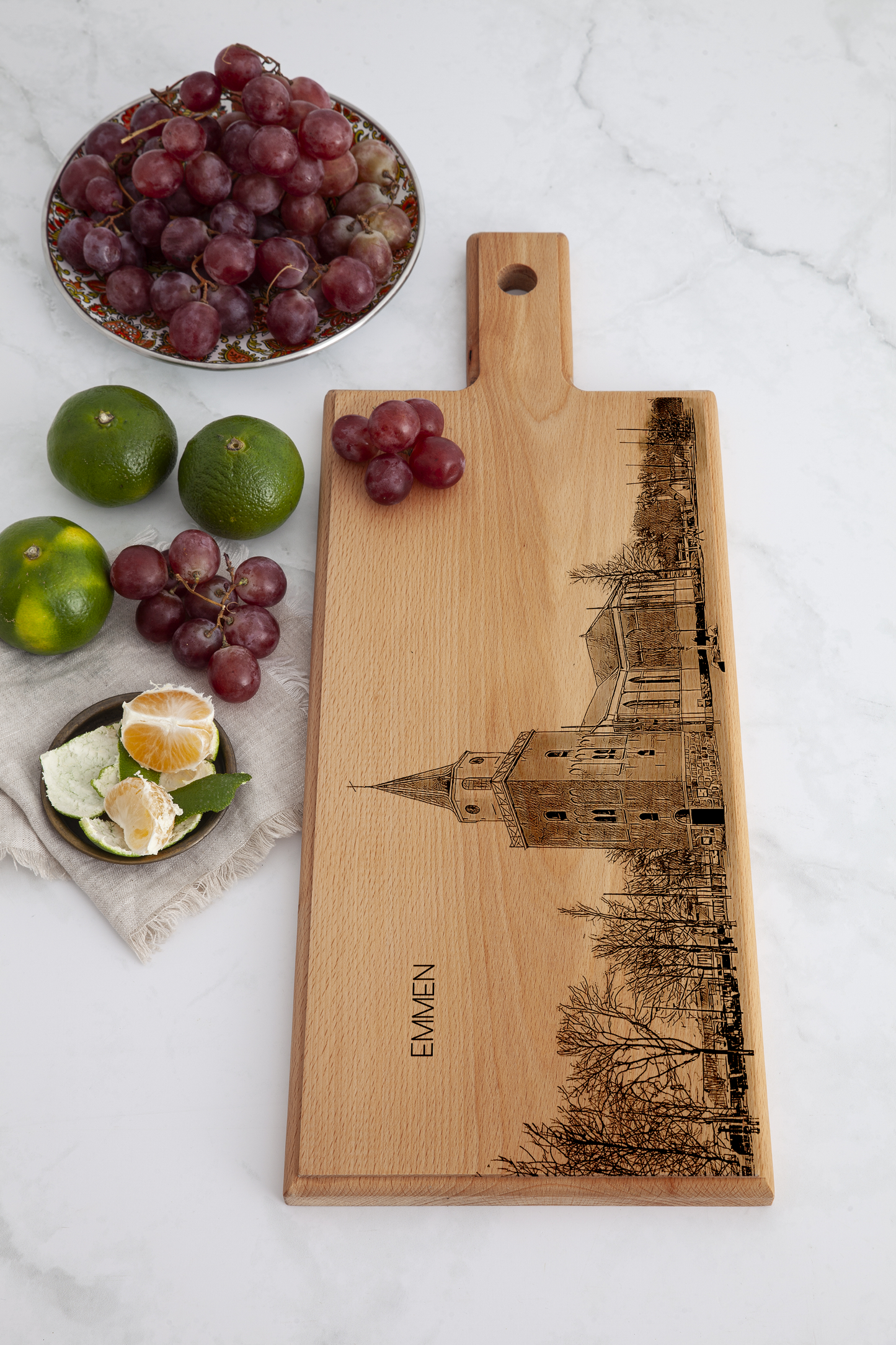 Emmen Skyline – Handgemaakte Houten Serveer- & Kaasplank (49 × 17 cm)