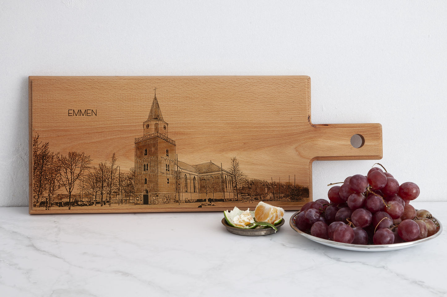 Emmen Skyline – Handgemaakte Houten Serveer- & Kaasplank (49 × 17 cm)