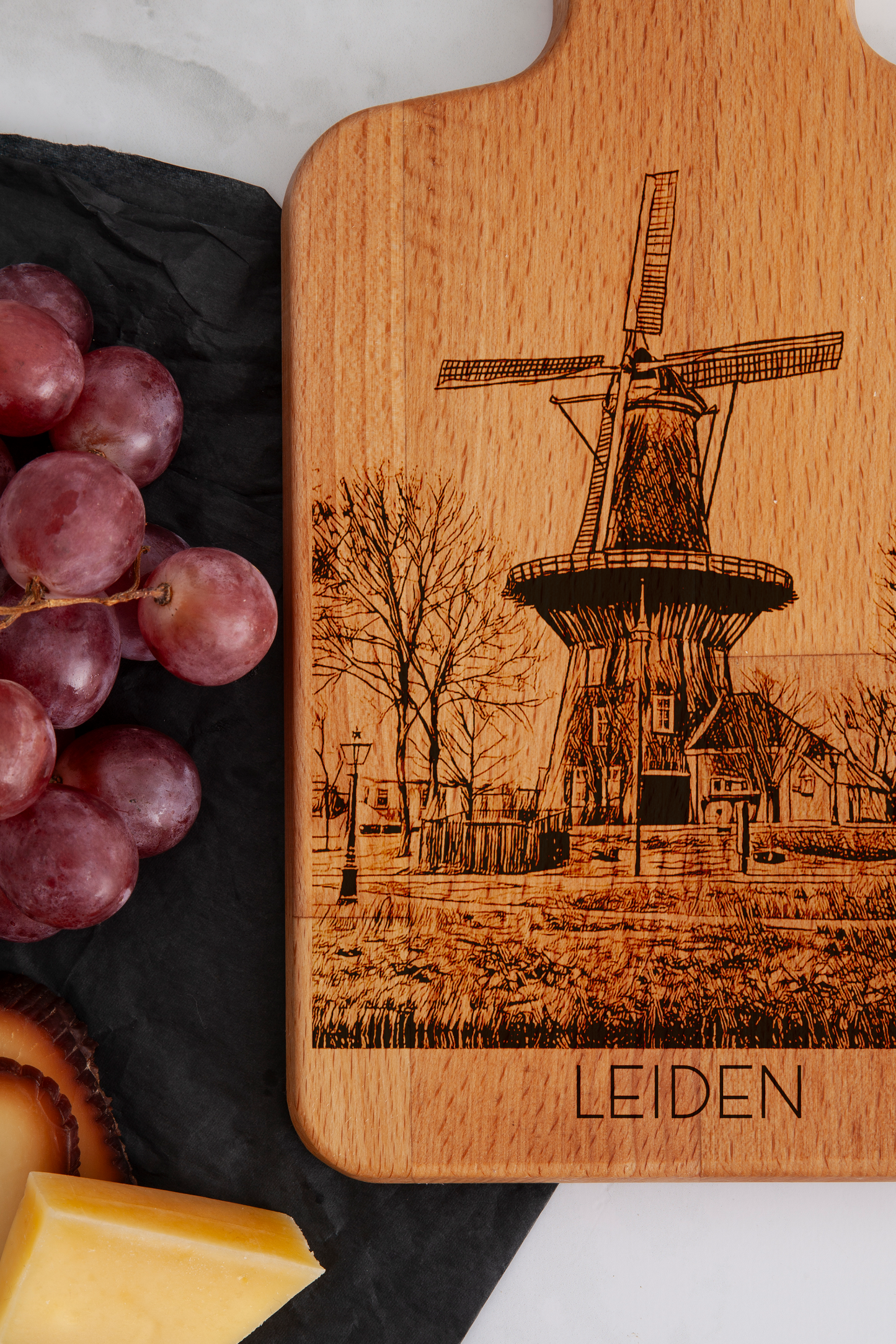Leiden, Molen De Valk, cheese board, close-up