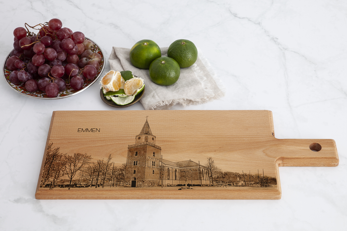 Emmen Skyline – Handgemaakte Houten Serveer- & Kaasplank (49 × 17 cm)