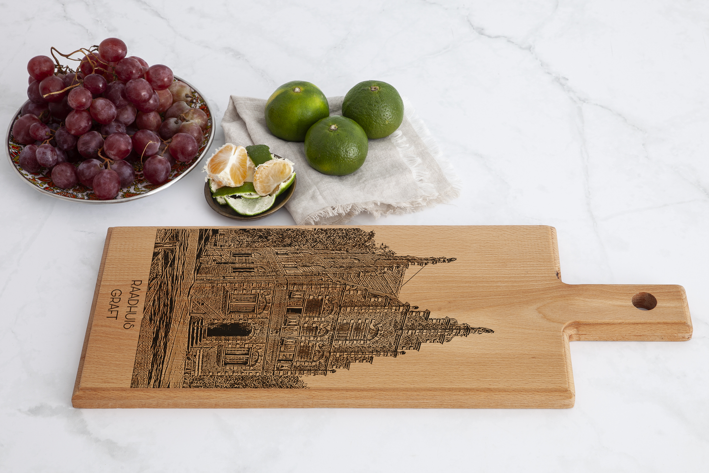 Graft Raadhuis – Handgemaakte Houten Serveer- & Kaasplank (49 × 17 cm)