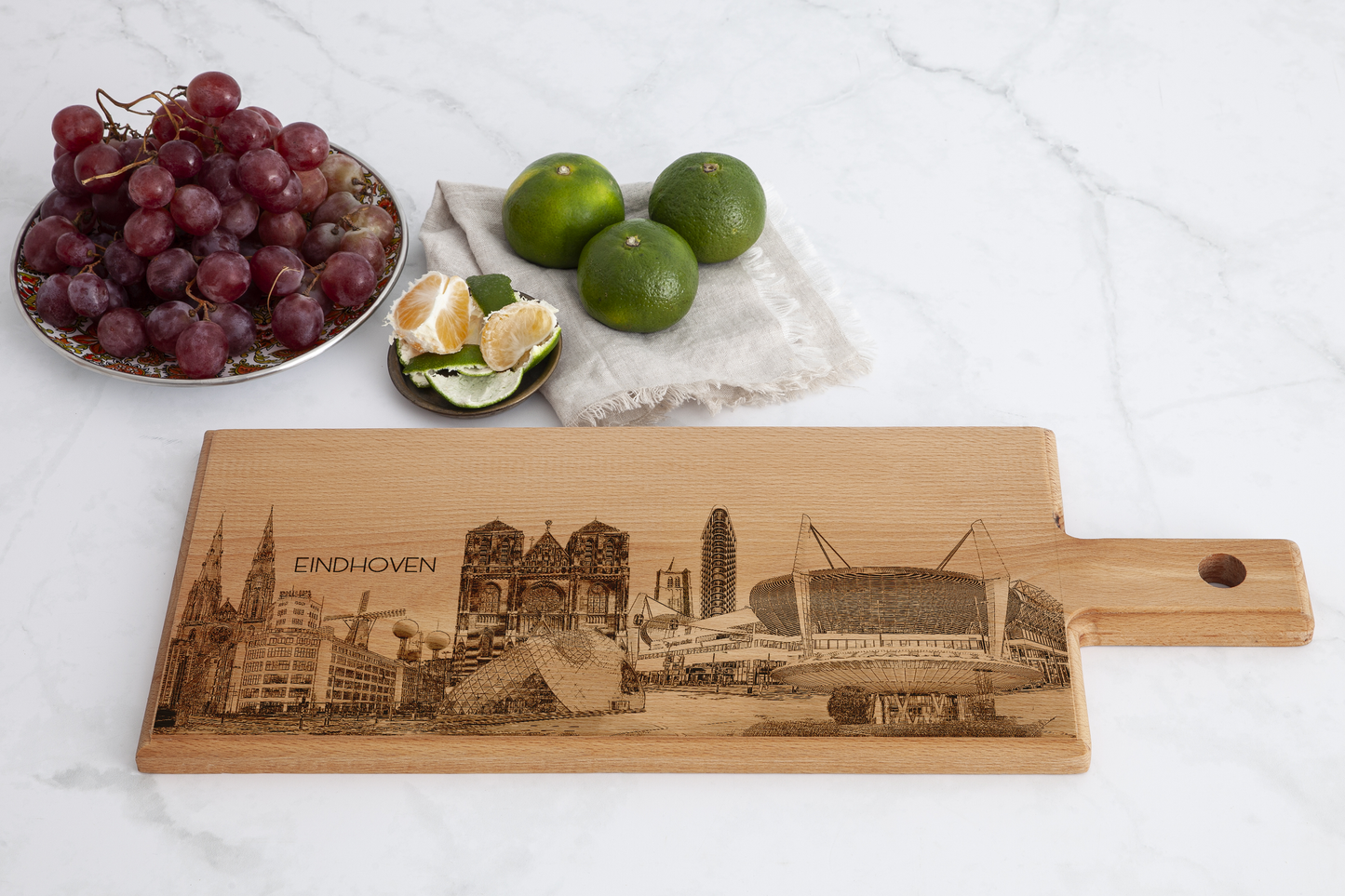 Eindhoven Skyline – Handgemaakte Houten Serveer- & Kaasplank (49 × 17 cm)