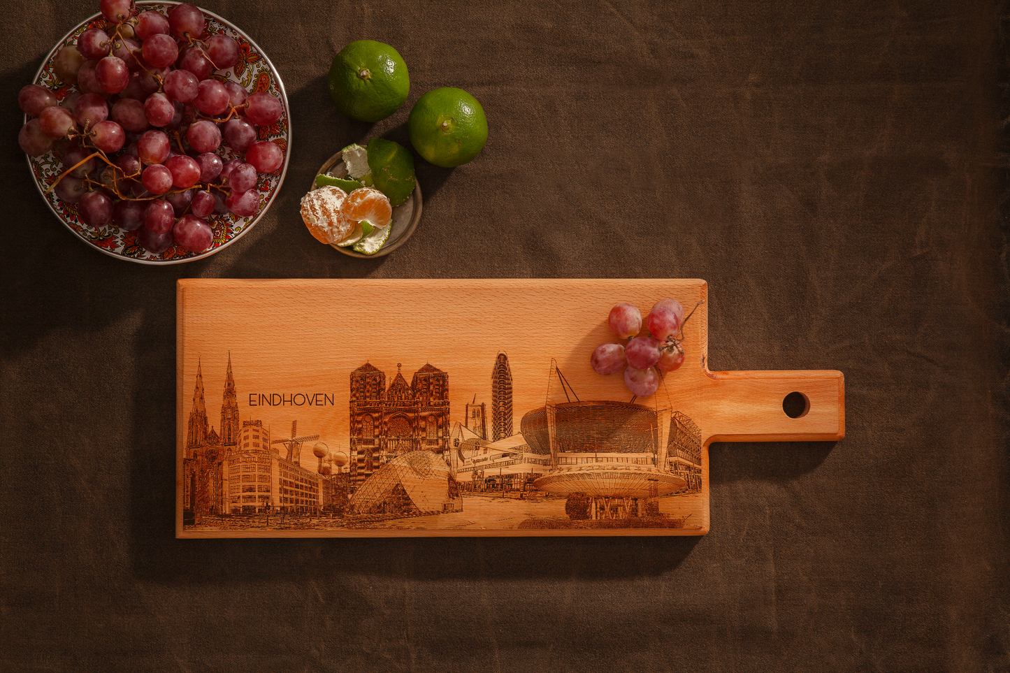 Eindhoven Skyline – Handgemaakte Houten Serveer- & Kaasplank (49 × 17 cm)