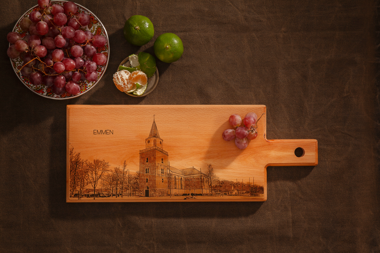 Emmen Skyline – Handgemaakte Houten Serveer- & Kaasplank (49 × 17 cm)