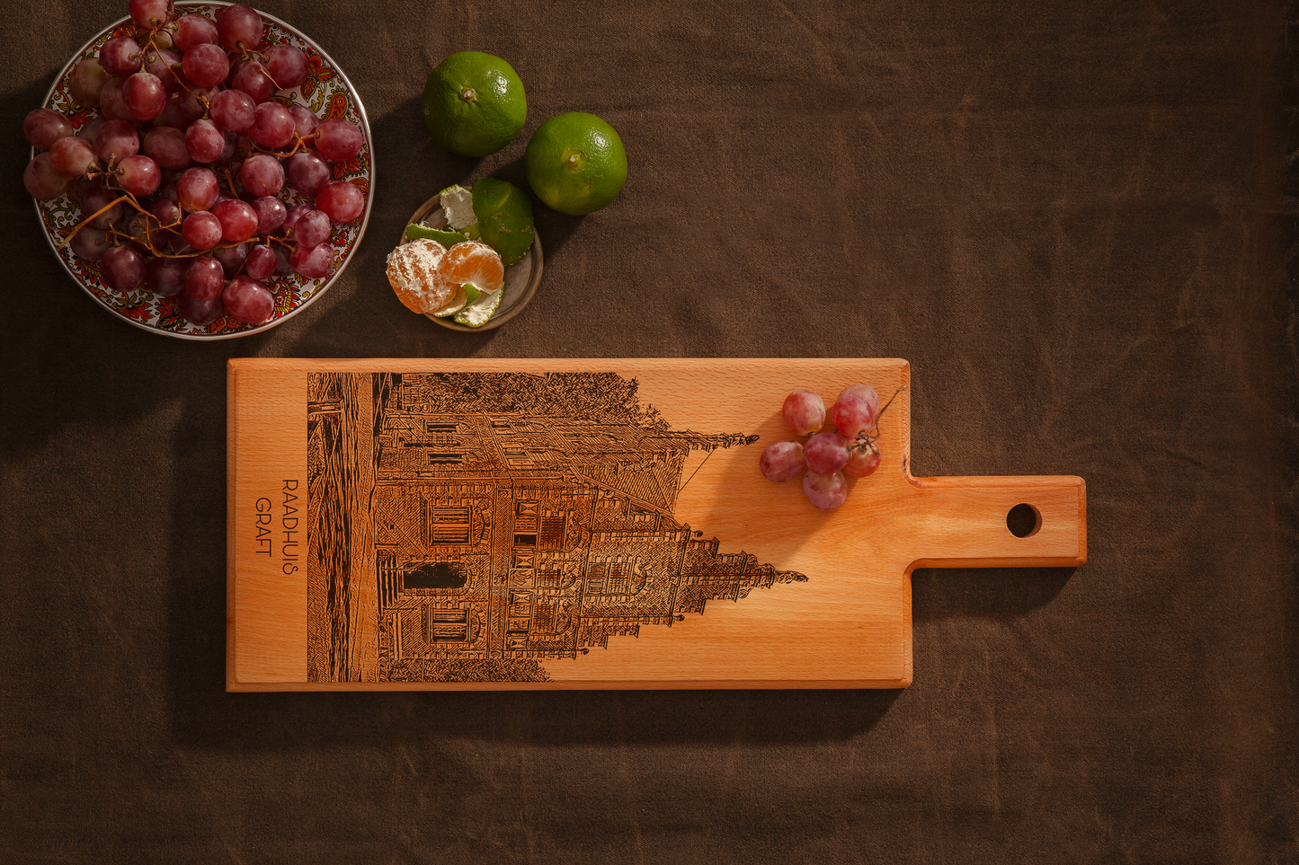 Graft Raadhuis – Handgemaakte Houten Serveer- & Kaasplank (49 × 17 cm)