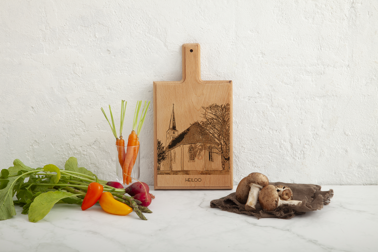 Heiloo Witte Kerk – Handgemaakte Beukenhouten Serveer- & Kaasplank (28 × 15 cm)