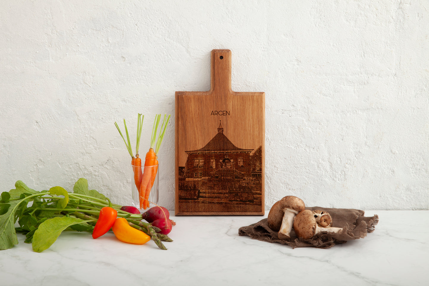 Arcen – Historic Town Hall Wooden Cheese Board Souvenir (28 × 15 cm)