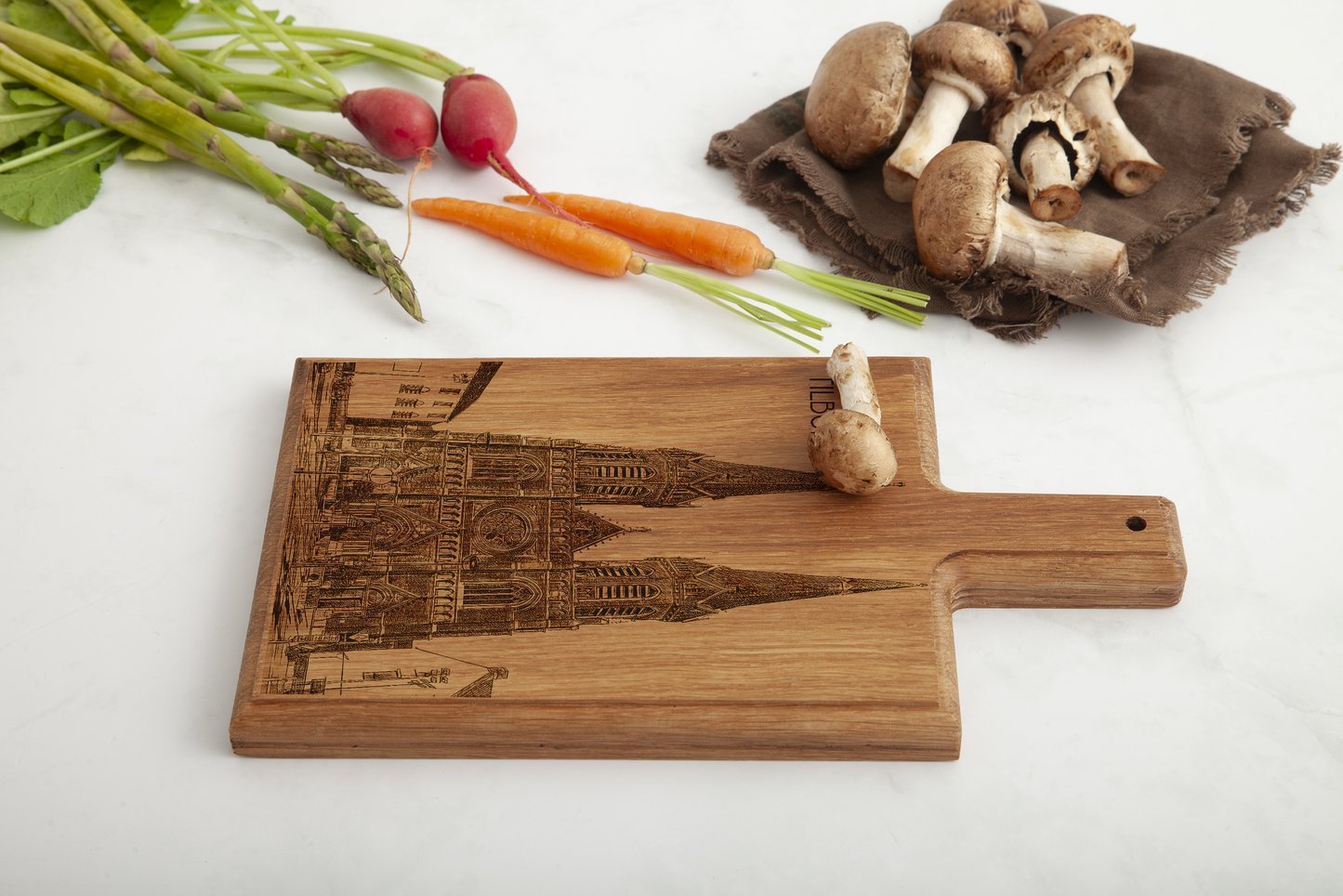 Tilburg Heuvelse Kerk – Handgemaakte Beukenhouten Serveer- & Kaasplank (28 × 15 cm)