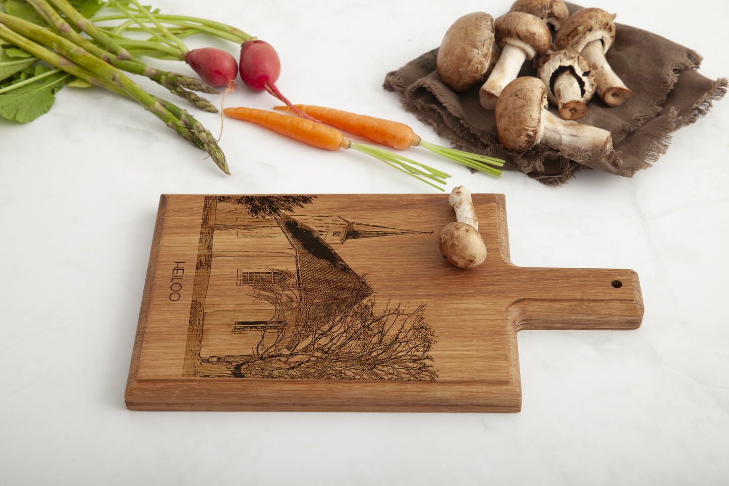 Heiloo Witte Kerk – Handgemaakte Beukenhouten Serveer- & Kaasplank (28 × 15 cm)