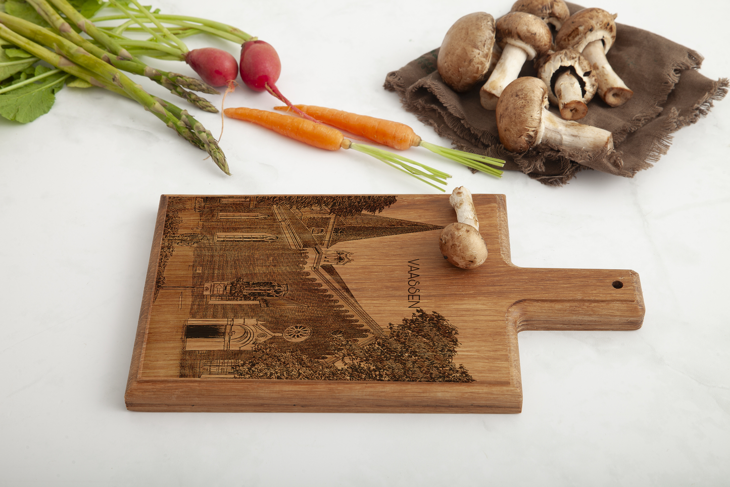 Vaassen Dorpskerk – Handgemaakte Beukenhouten Serveer- & Kaasplank (28 × 15 cm)