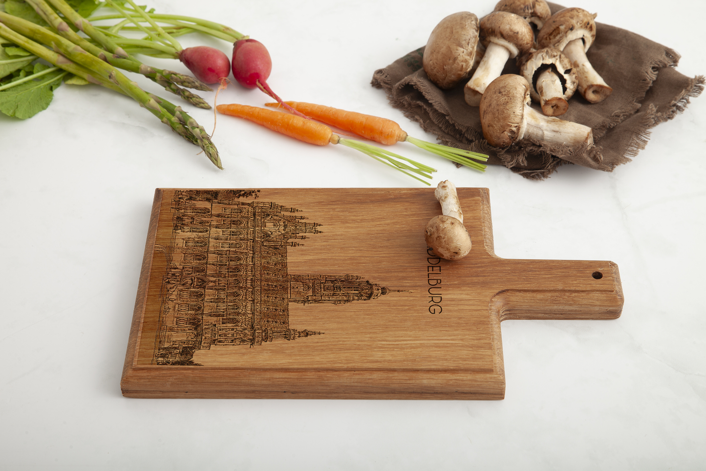 Middelburg Stadhuis – Handmade Beechwood Serving & Cheese Board (28 × 15 cm)