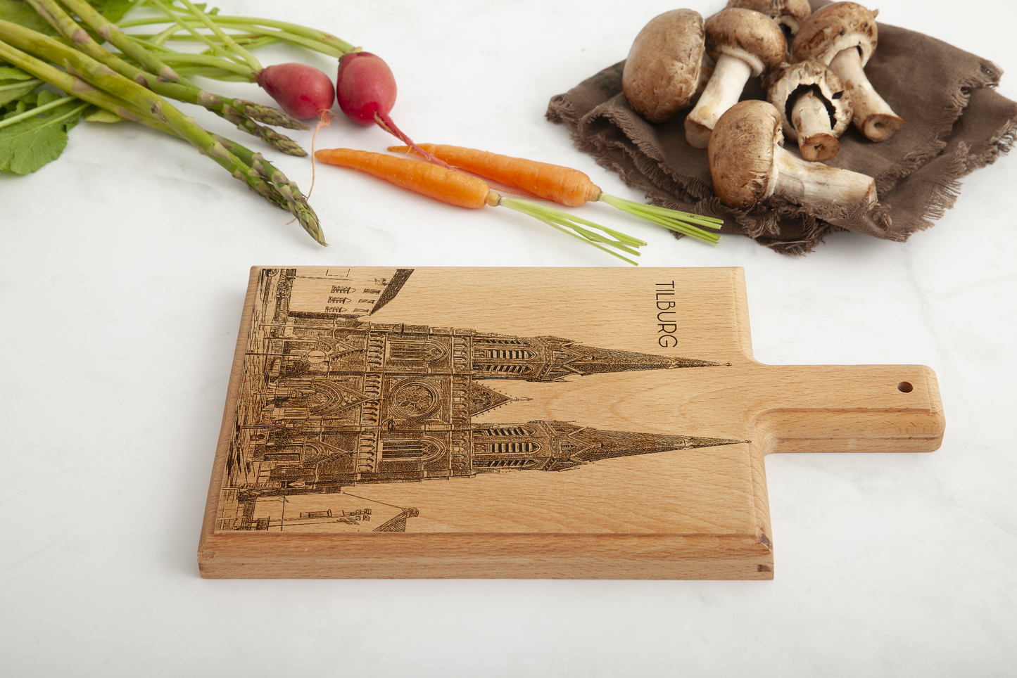 Tilburg Heuvelse Kerk – Handgemaakte Beukenhouten Serveer- & Kaasplank (28 × 15 cm)