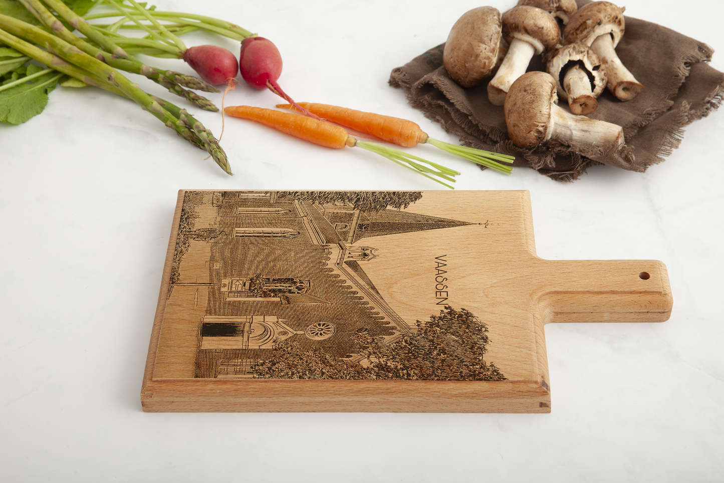 Vaassen Dorpskerk – Handgemaakte Beukenhouten Serveer- & Kaasplank (28 × 15 cm)