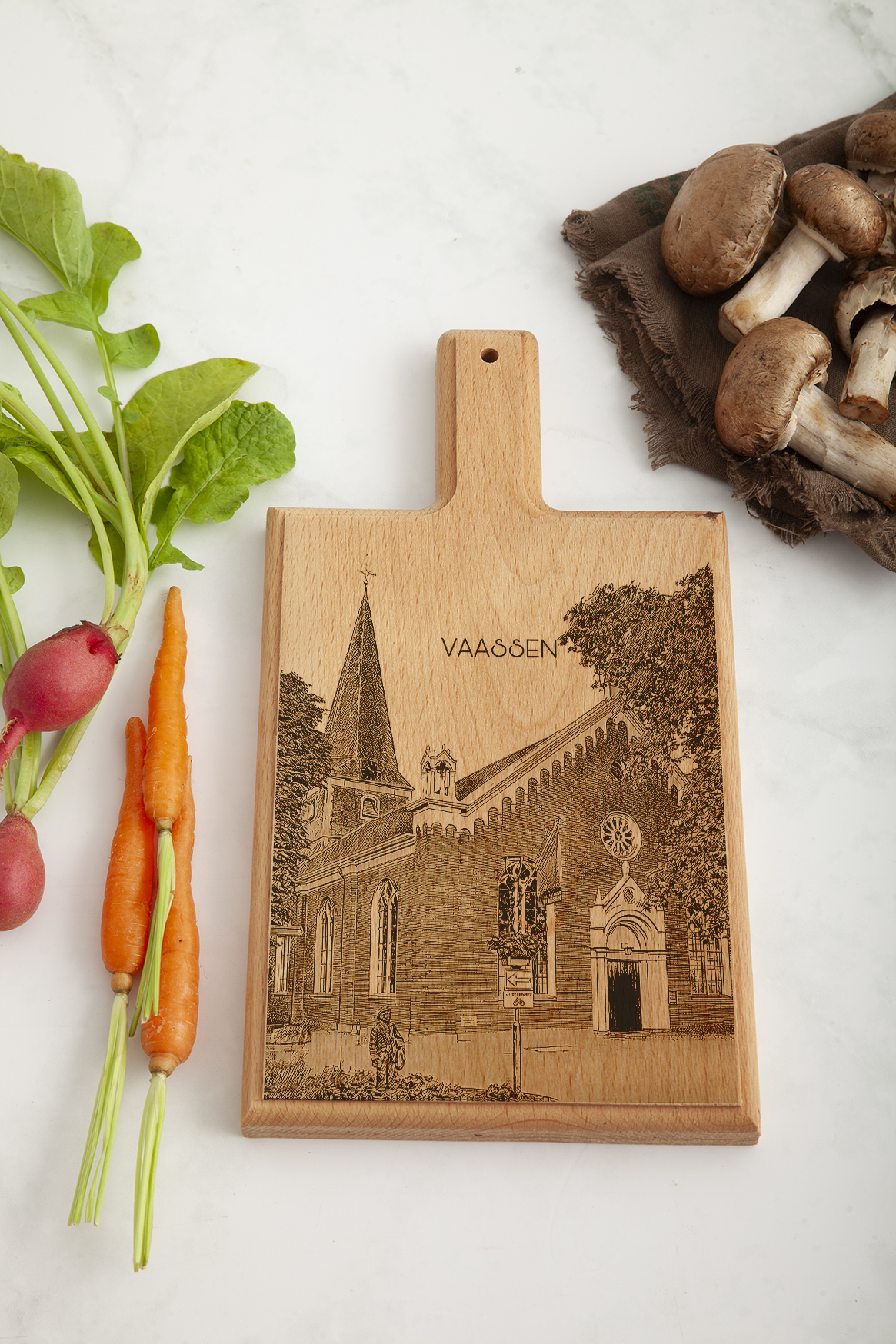 Vaassen Dorpskerk – Handgemaakte Beukenhouten Serveer- & Kaasplank (28 × 15 cm)