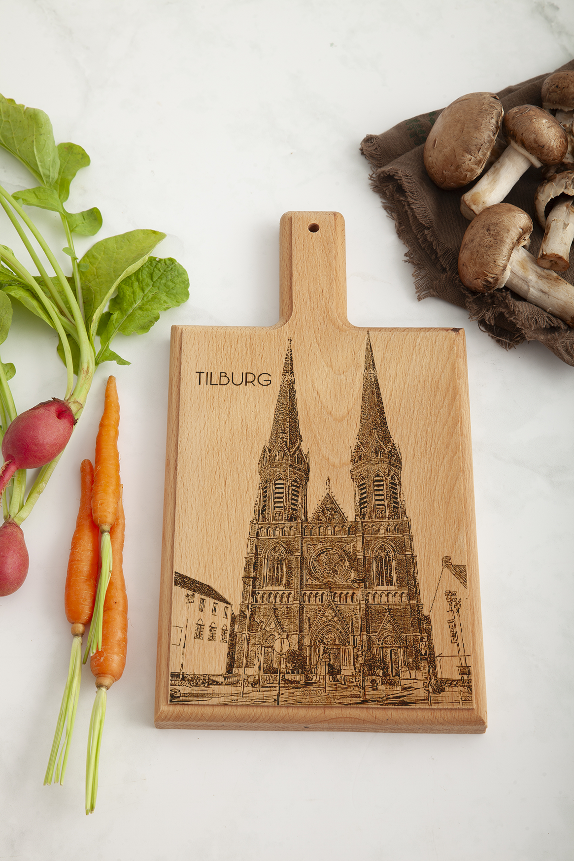 Tilburg Heuvelse Kerk – Handgemaakte Beukenhouten Serveer- & Kaasplank (28 × 15 cm)
