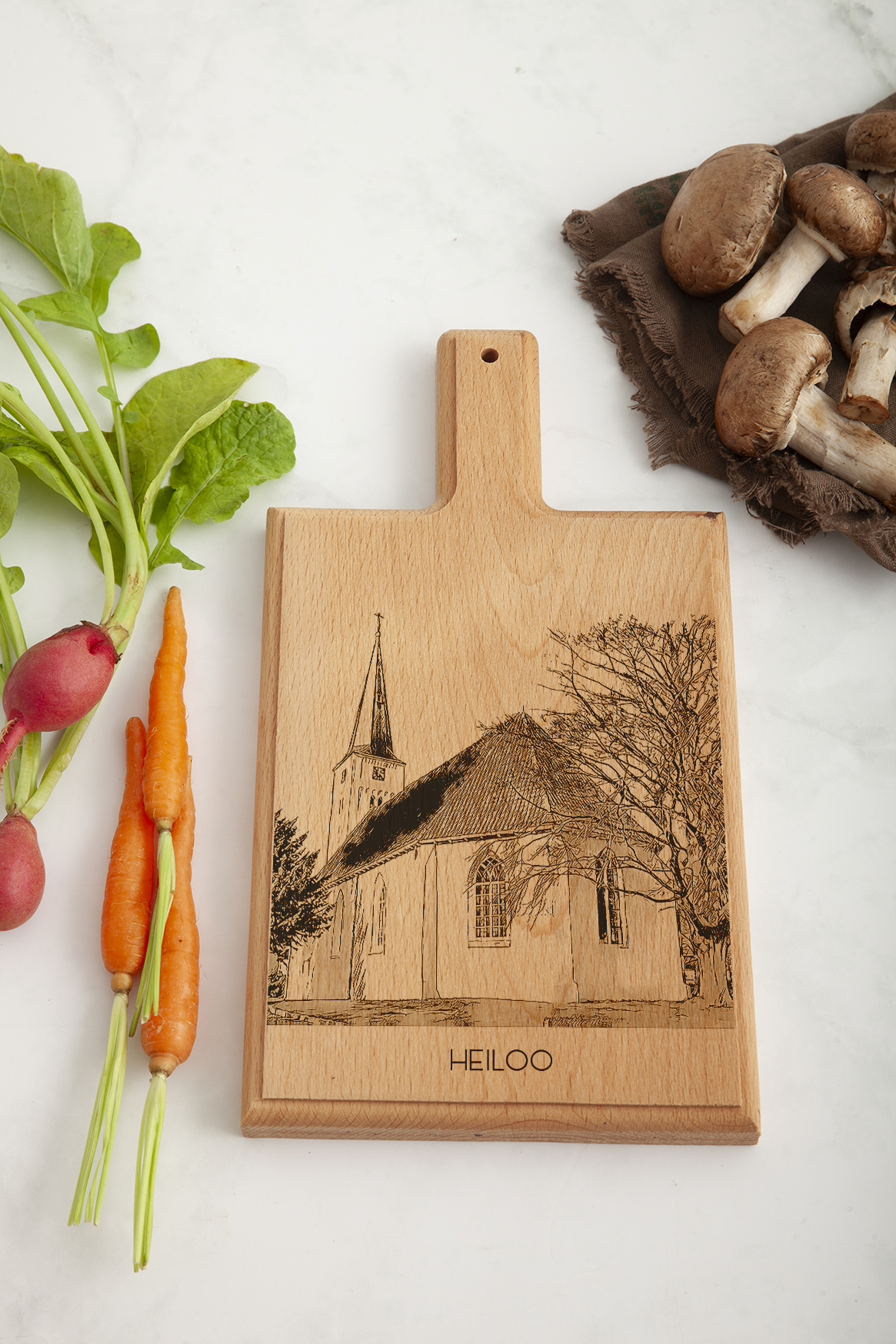 Heiloo Witte Kerk – Handgemaakte Beukenhouten Serveer- & Kaasplank (28 × 15 cm)