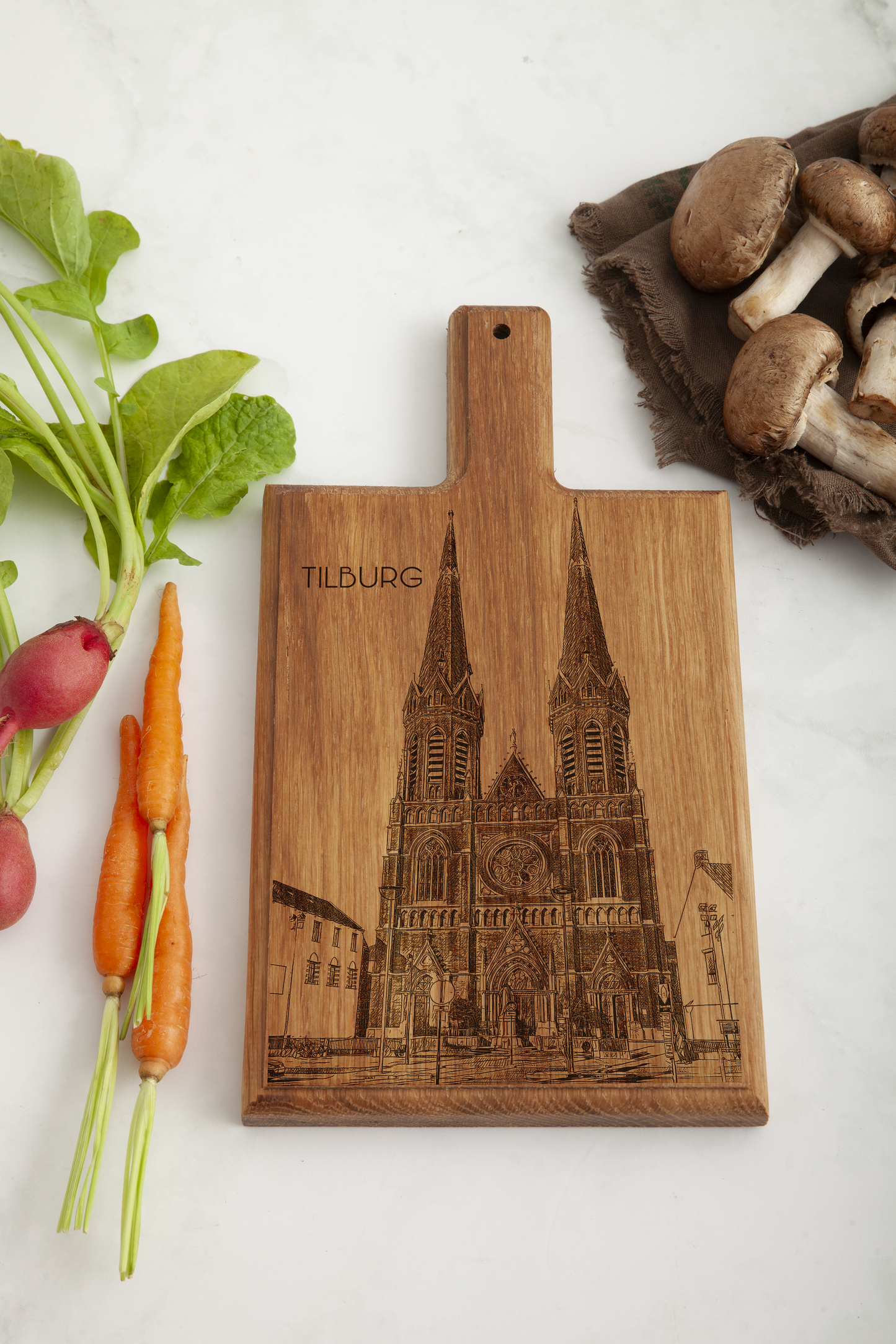 Tilburg Heuvelse Kerk – Handgemaakte Beukenhouten Serveer- & Kaasplank (28 × 15 cm)