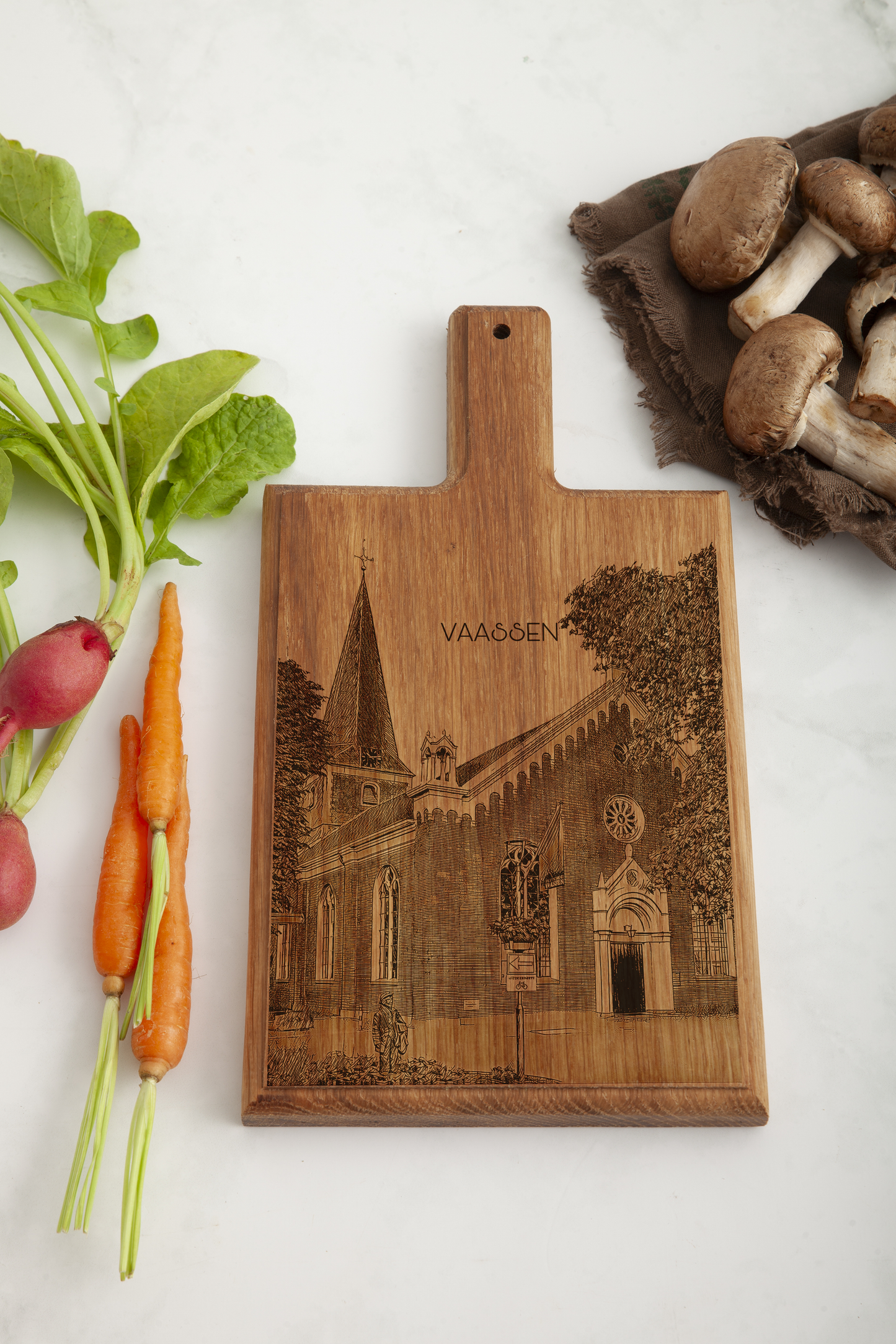 Vaassen Dorpskerk – Handgemaakte Beukenhouten Serveer- & Kaasplank (28 × 15 cm)