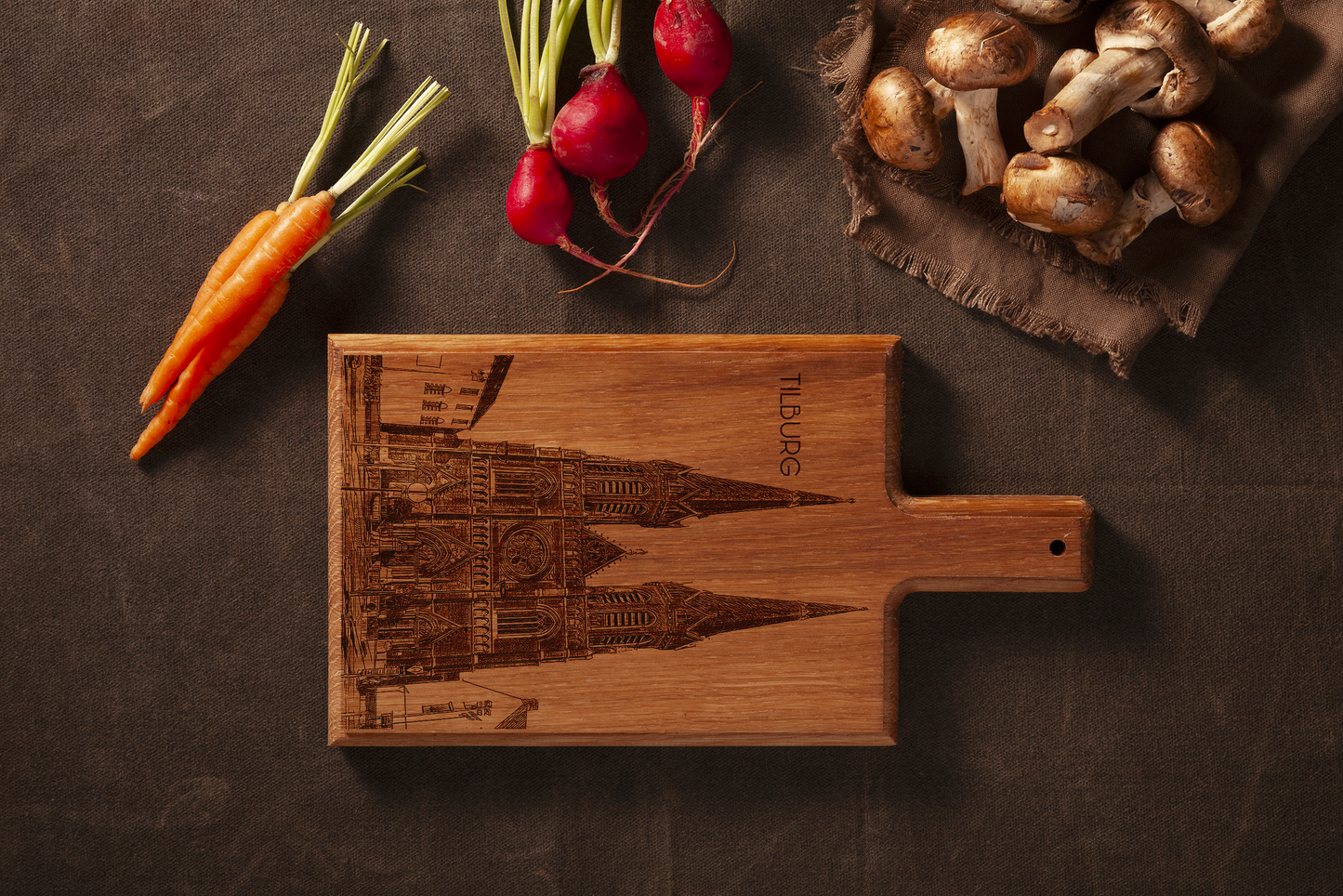 Tilburg Heuvelse Kerk – Handgemaakte Beukenhouten Serveer- & Kaasplank (28 × 15 cm)