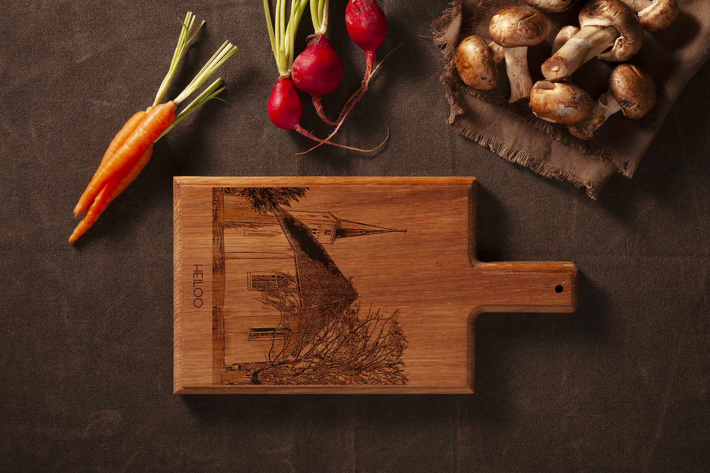 Heiloo Witte Kerk – Handgemaakte Beukenhouten Serveer- & Kaasplank (28 × 15 cm)