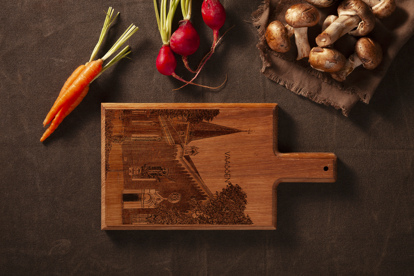 Vaassen Dorpskerk – Handgemaakte Beukenhouten Serveer- & Kaasplank (28 × 15 cm)