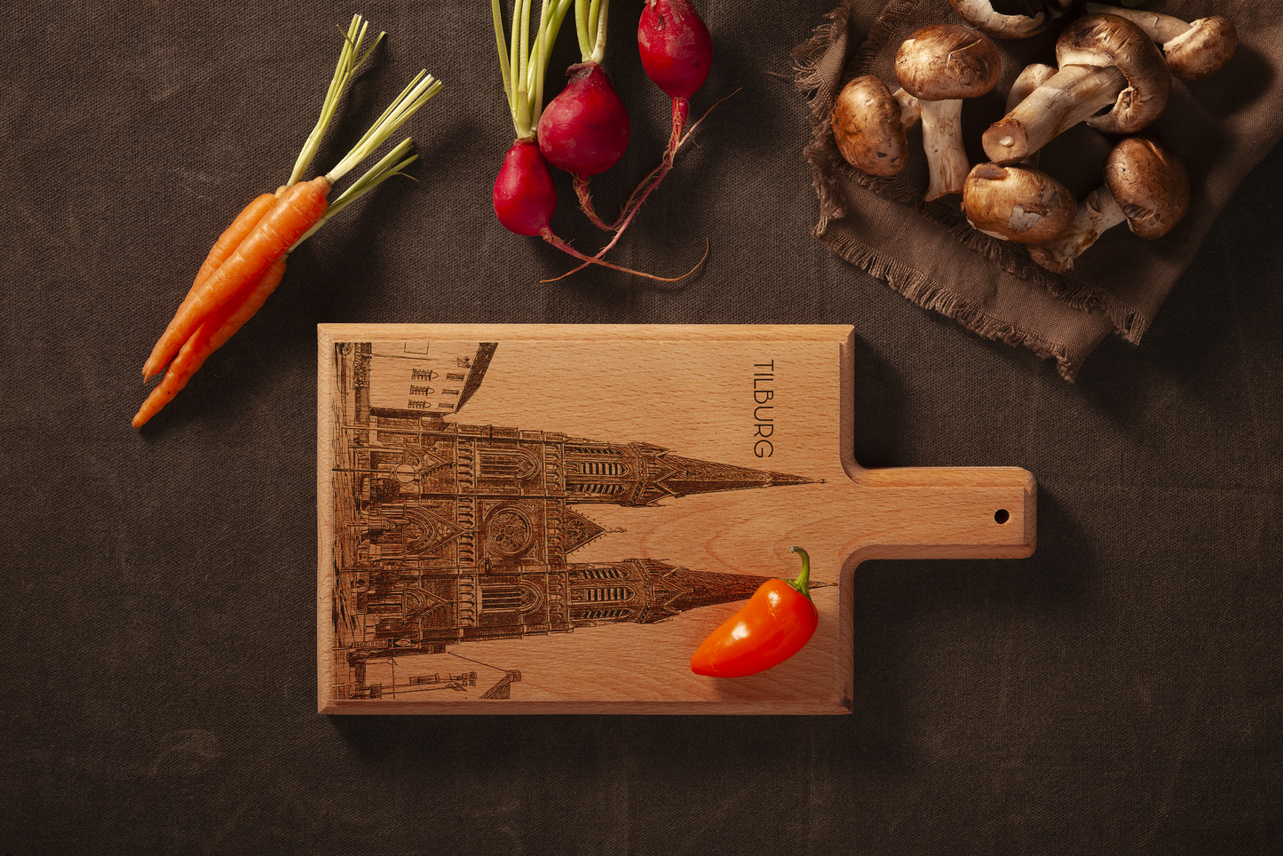 Tilburg Heuvelse Kerk – Handgemaakte Beukenhouten Serveer- & Kaasplank (28 × 15 cm)