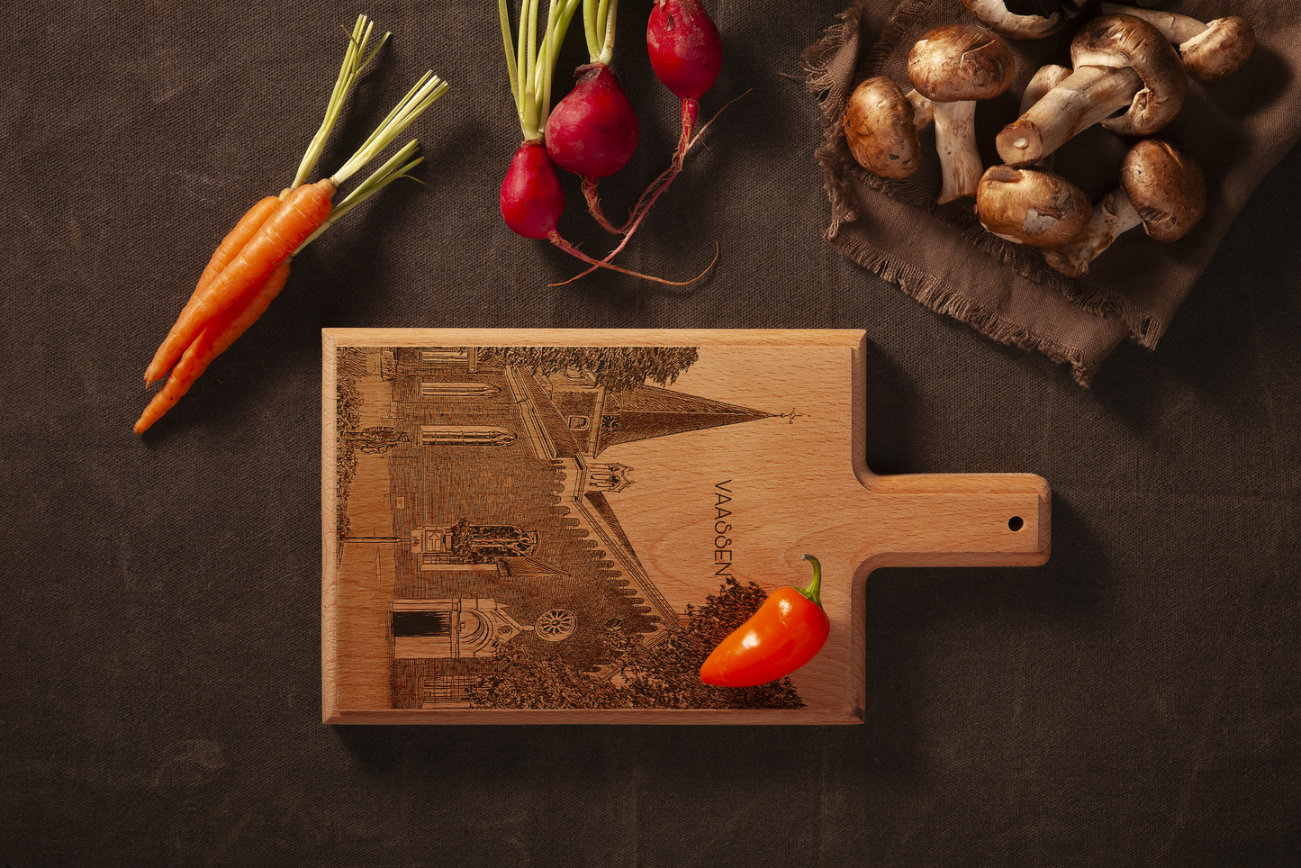 Vaassen Dorpskerk – Handgemaakte Beukenhouten Serveer- & Kaasplank (28 × 15 cm)