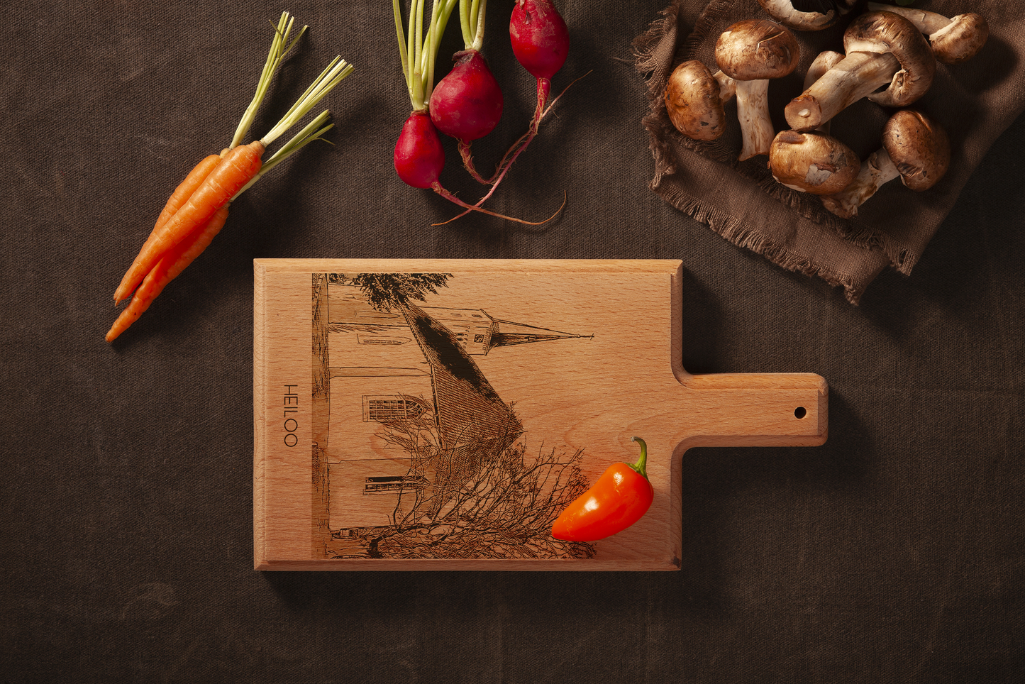 Heiloo Witte Kerk – Handgemaakte Beukenhouten Serveer- & Kaasplank (28 × 15 cm)